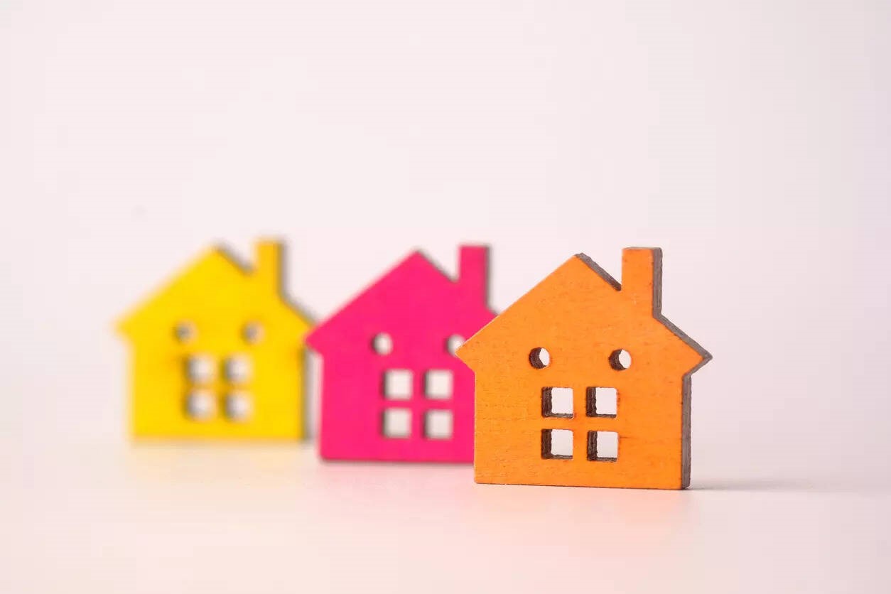 Over 8,000 flat registries in nine Greater Noida projects are stalled due to ₹400 crore dues, incomplete towers, and FAR disputes.