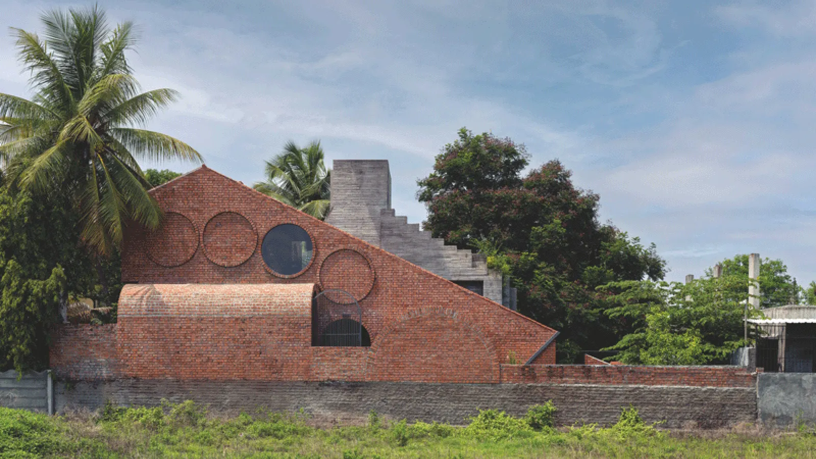 A Jugalbandi of Brick and Concrete: Rangmanch House in Solapur