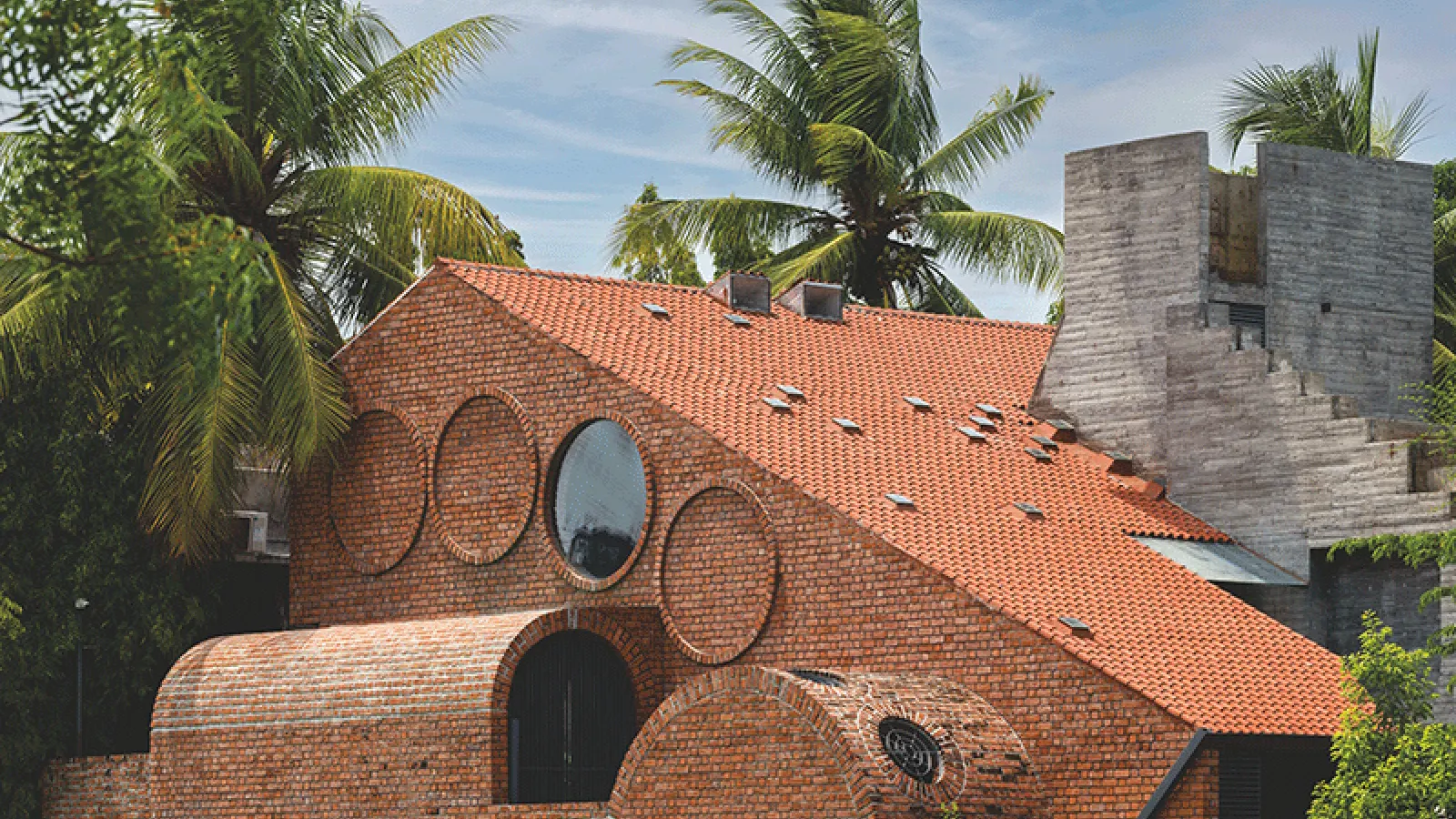 A Jugalbandi of Brick and Concrete: Rangmanch House in Solapur