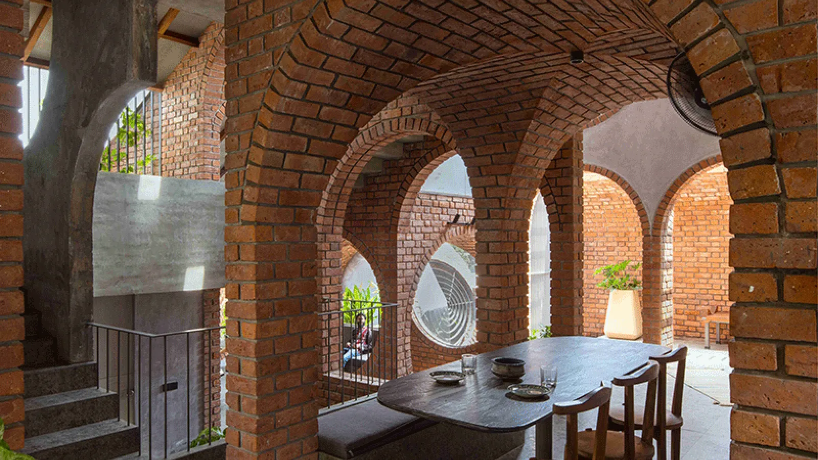 A Jugalbandi of Brick and Concrete: Rangmanch House in Solapur