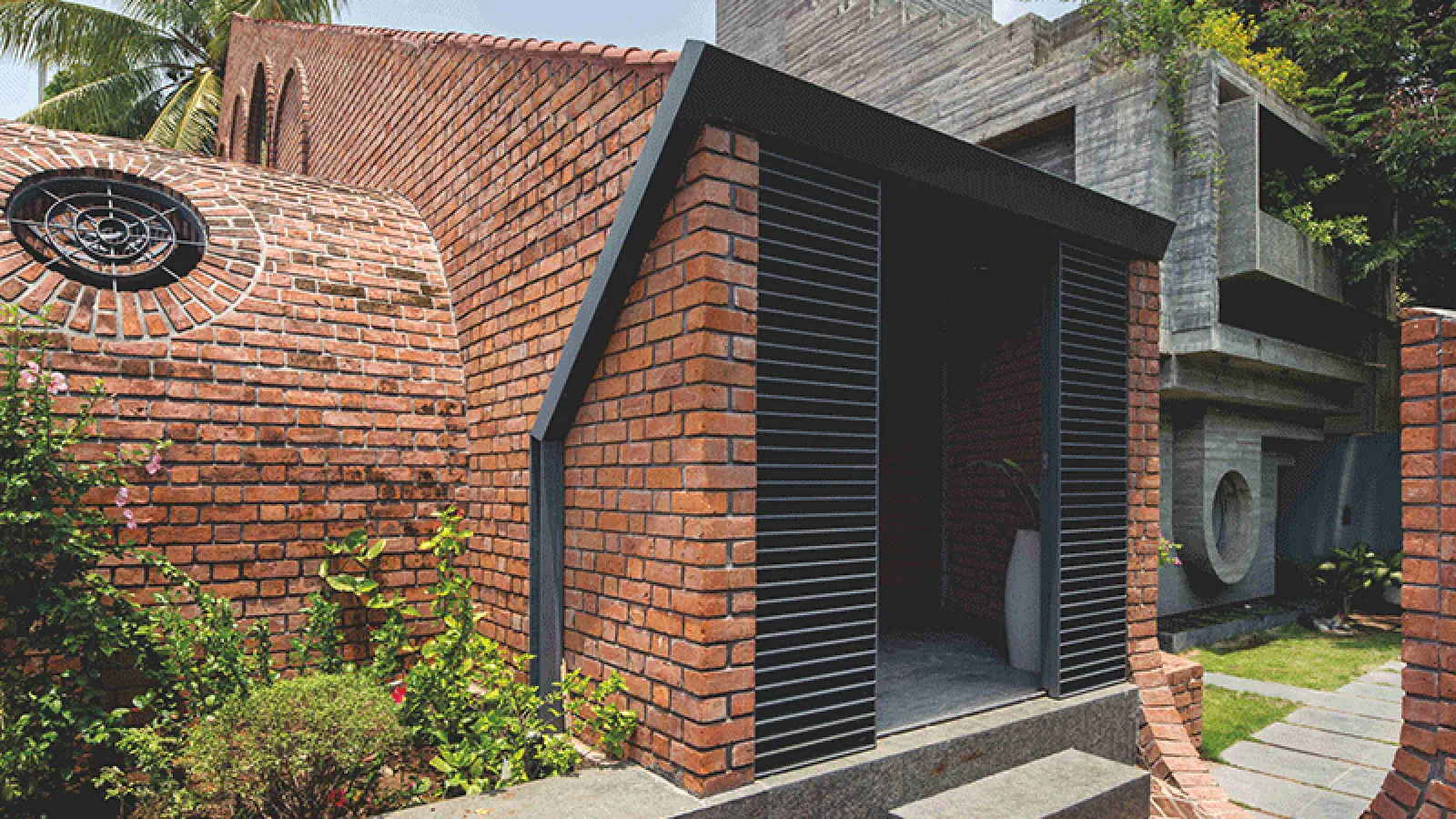 A Jugalbandi of Brick and Concrete: Rangmanch House in Solapur