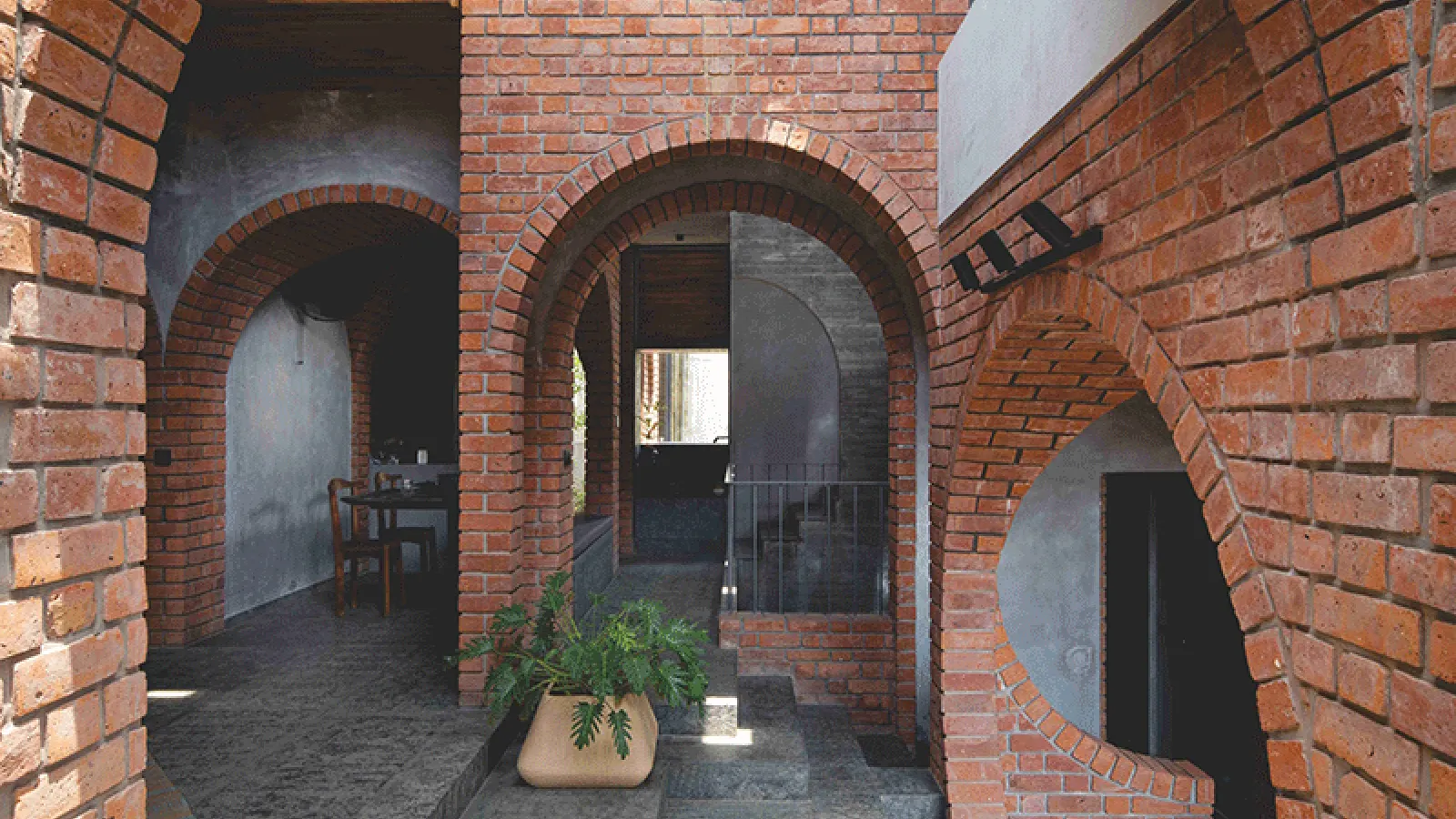 A Jugalbandi of Brick and Concrete: Rangmanch House in Solapur