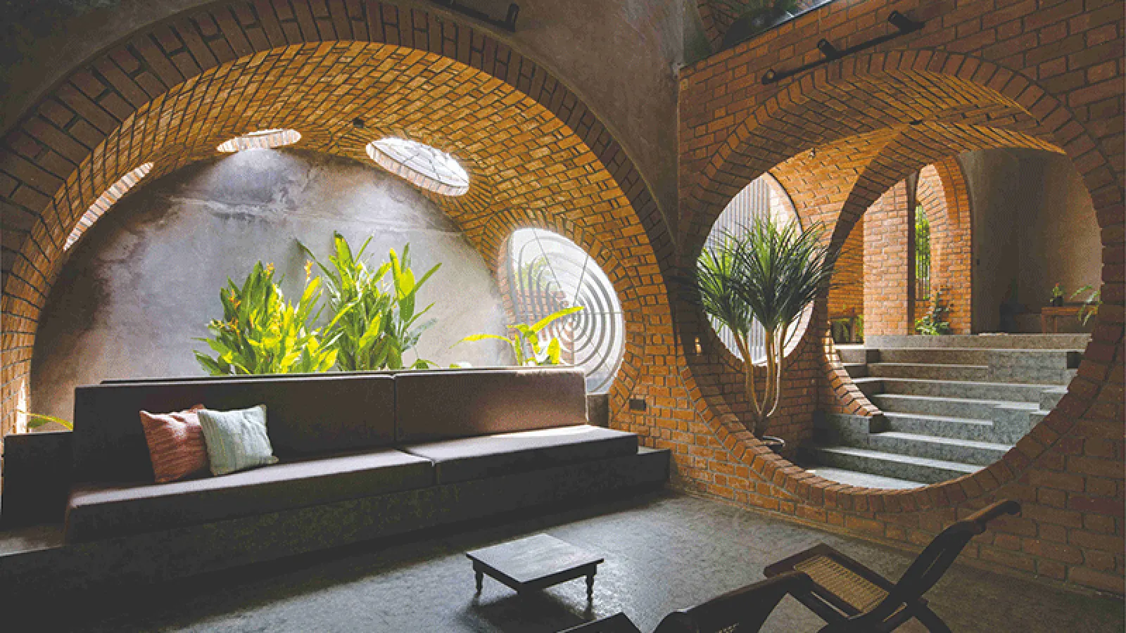 A Jugalbandi of Brick and Concrete: Rangmanch House in Solapur