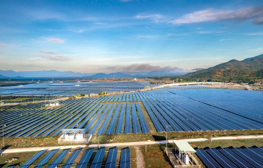 High-efficiency bifacial modules to power large utility-scale solar projects.