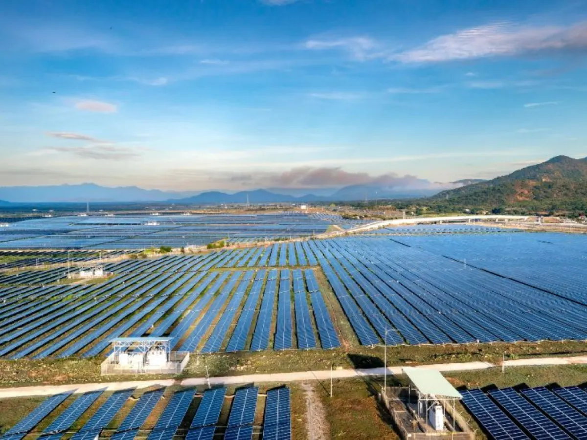 High-efficiency bifacial modules to power large utility-scale solar projects.