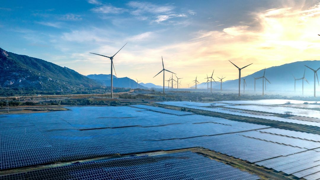 Five-year, 5 GW partnerships aim to bring high-efficiency perovskite-TOPCon hybrid solar technology to India by 2028.